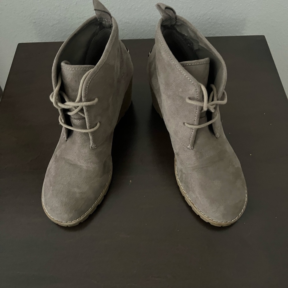 G.H. Bass Gray Suede Lace Up Boots Size 9.5.